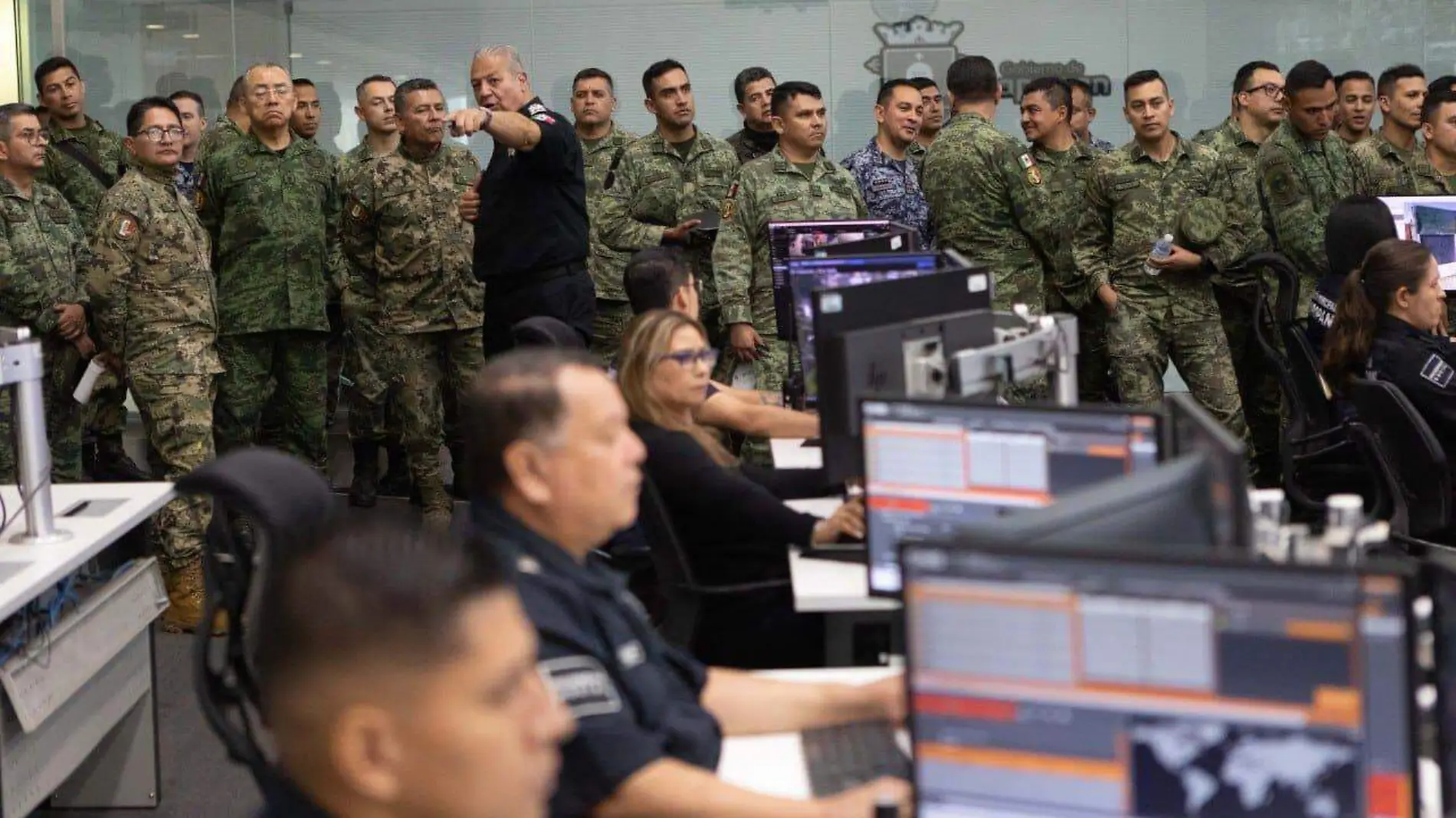 Policia de Zapopan le muestra su tecnología a integrantes de la escuela de la Sedena